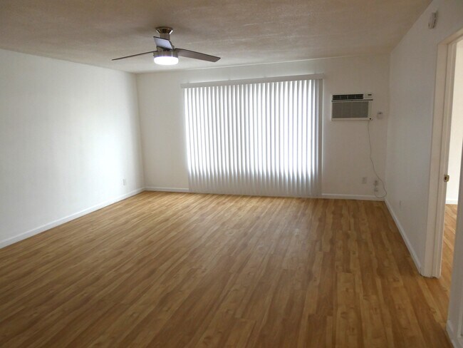 Sala de estar - 720 Bartlett St