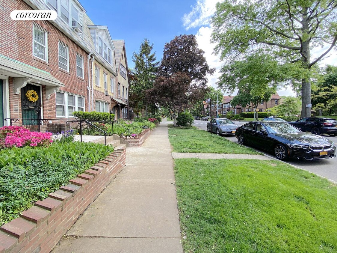 Primary Photo - 100-11 Ascan Ave