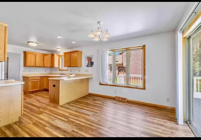 Foto del edificio - W196N11476 Shadow Wood Dr