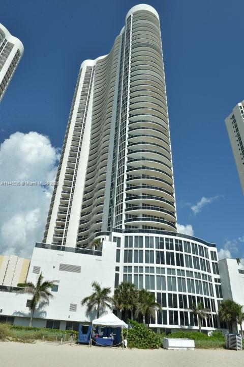 Foto principal - 16001 Collins Ave