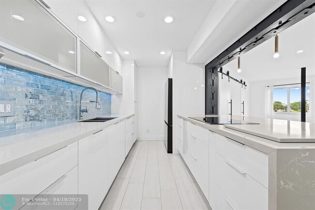 Building Photo - 877 NE 195th St