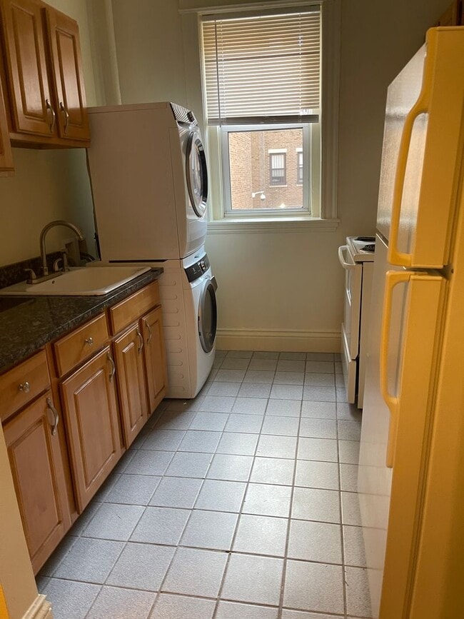 Foto del edificio - RENOVATED  HUGE STUDIO , 2 CLOSETS, EASY C...