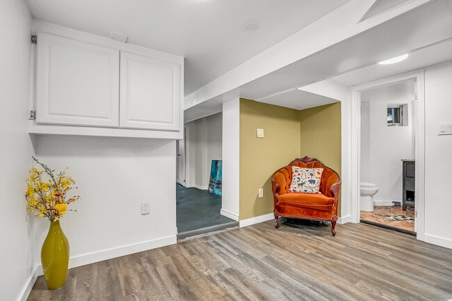 Building Photo - 759 Eglinton Av E