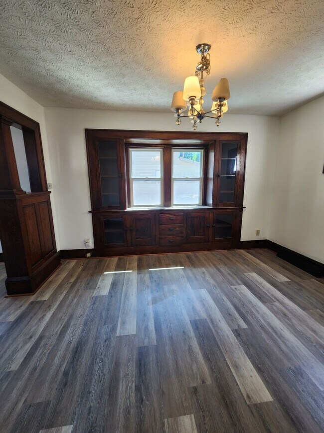 Foto del edificio - Beautifully Update 4 Bedroom House For Rent in Firestone Park