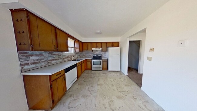 Building Photo - Charming 2 Bedroom Townhouse