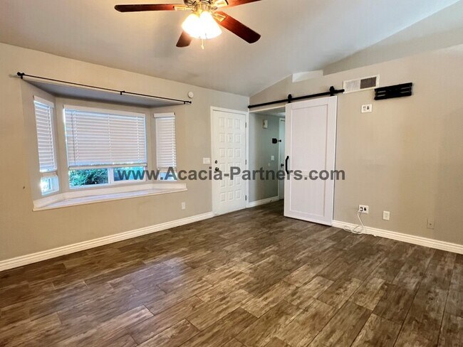 Foto del edificio - Remodeled Townhome