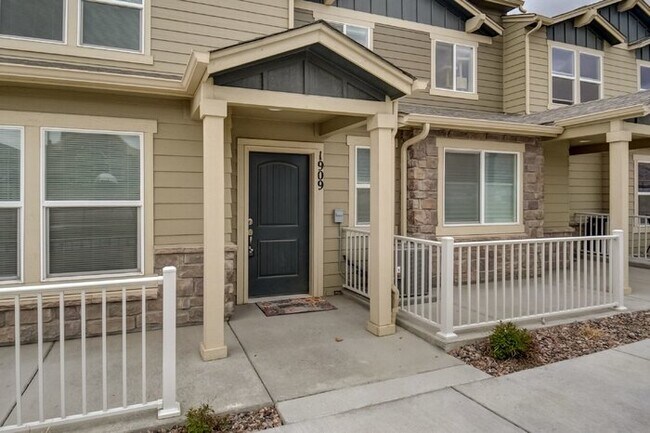 Building Photo - "Charming 2-Bed Townhouse with Granite Cou...