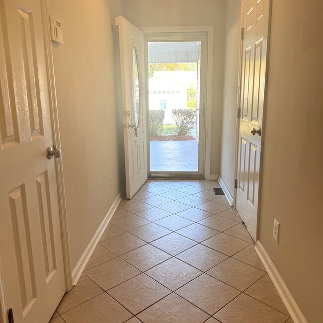 Foto del edificio - 961 Castlewood Dr