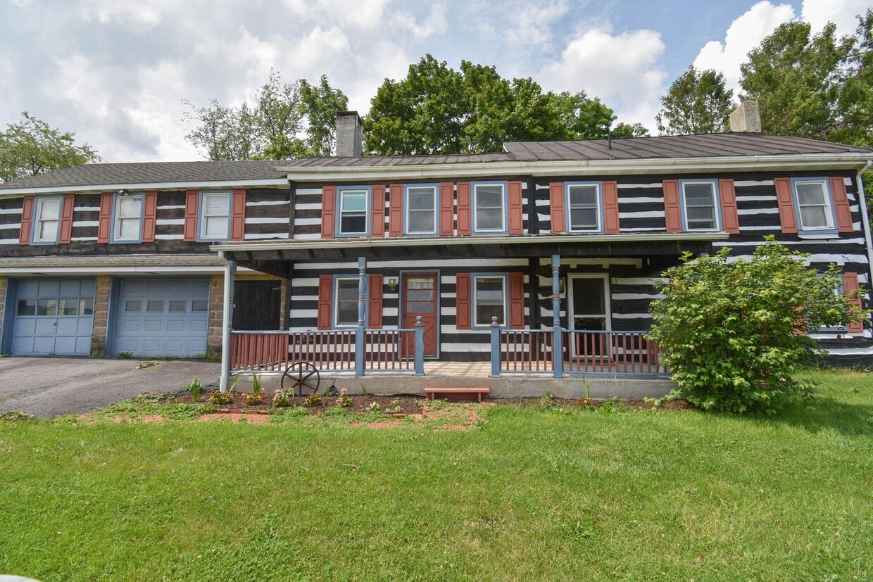Primary Photo - Large Home on Jacksonville Rd with Laundry!