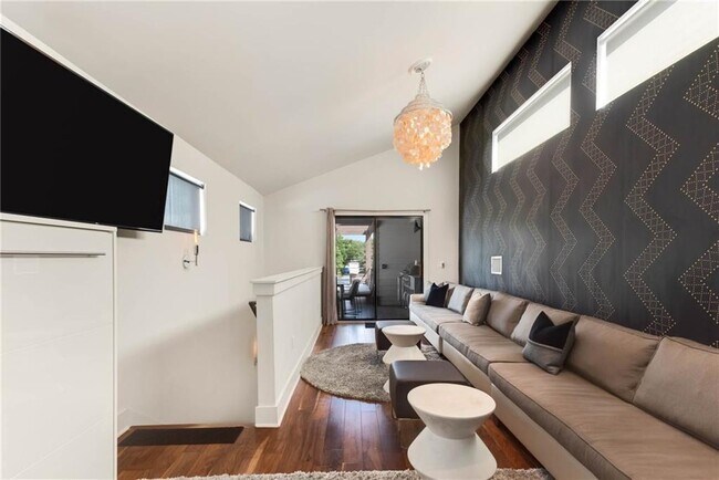 Foto del edificio - 1015 E 12th St