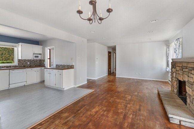 Building Photo - 3 Bed 1.5 Bath - Garage w/Storage - Pet Friendly w/Fenced Yard