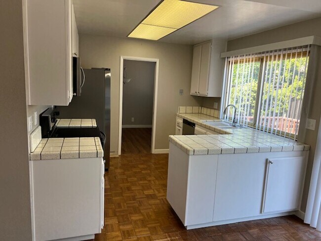 Foto del edificio - 4 bedroom home In Blossom Valley