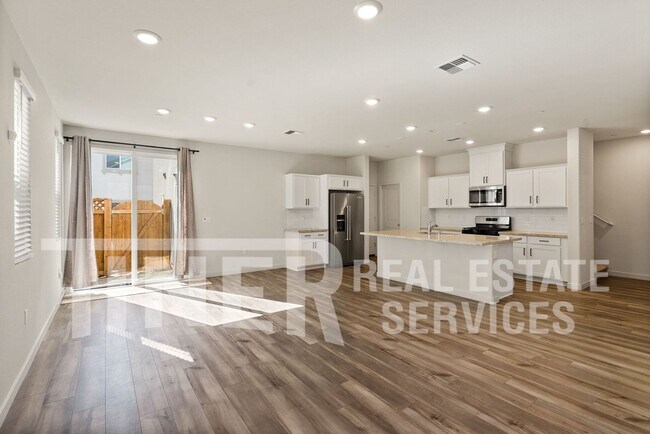 Foto del edificio - Charming 4-Bedroom Home in West Sacramento...