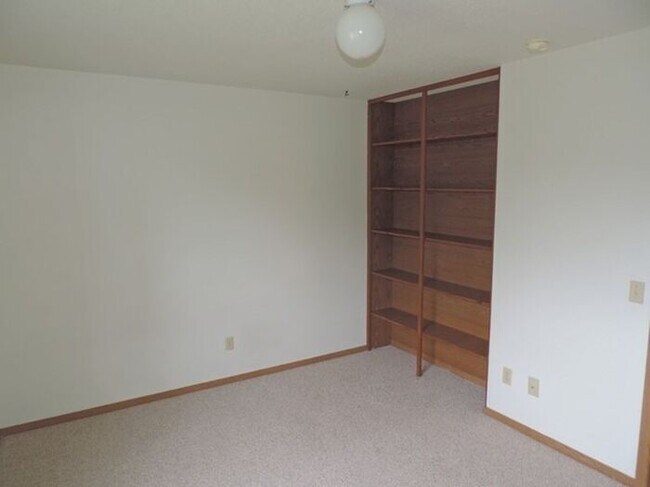 Foto del edificio - $1,050 | 2 Bedroom, 1 Bathroom Condo | Sub...