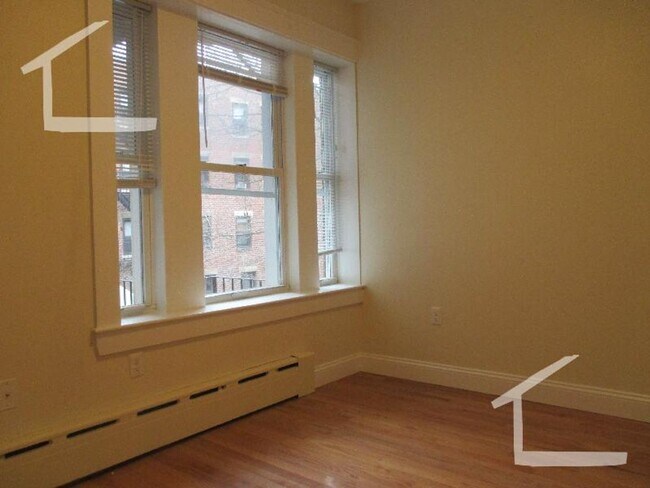 Foto del edificio - 9/1 No Fee! Spacious Fenway/Symphony area 4BR/1.5BA apartment