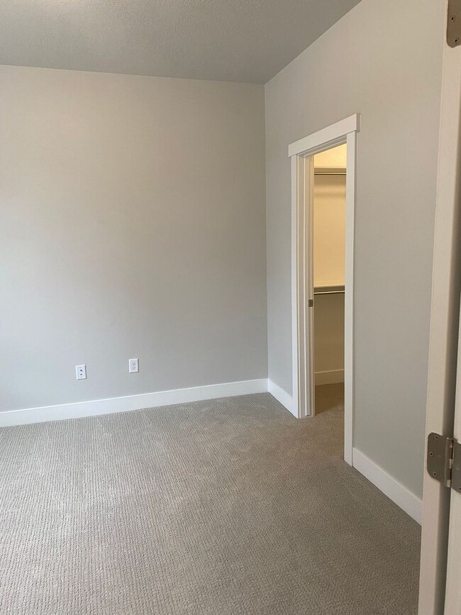 Building Photo - 2 WEEKS FREE - New 4 Bed 3 Bath Townhome Available mid-July in American Fork!