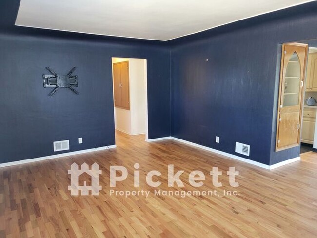 Building Photo - Charming 3+ Bedroom home in Manette!