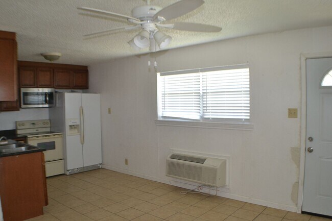 Foto del edificio - Half Duplex 2 Bedrooms 1 Bath For Lease in...
