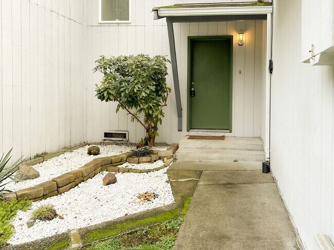 Foto del edificio - Charming 3-Bed Townhouse in Quiet Neighborhood Across from Park!