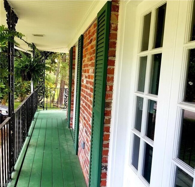 Building Photo - 102 Lakeview Dr