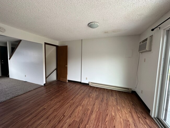 Building Photo - 2 Bedroom, 1.5 Bathroom Townhouse