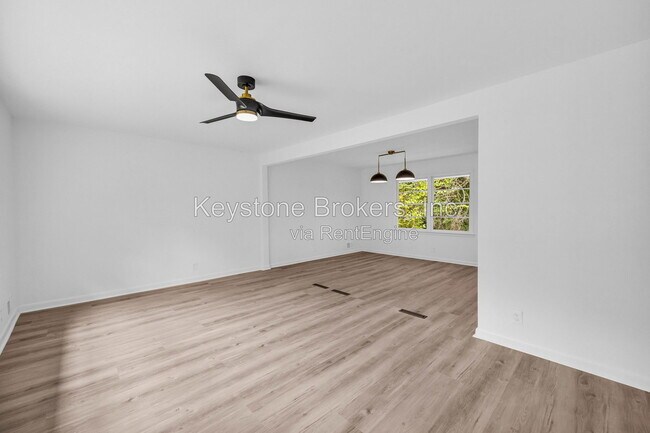 Foto del edificio - 2678 Rainbow Forest Dr