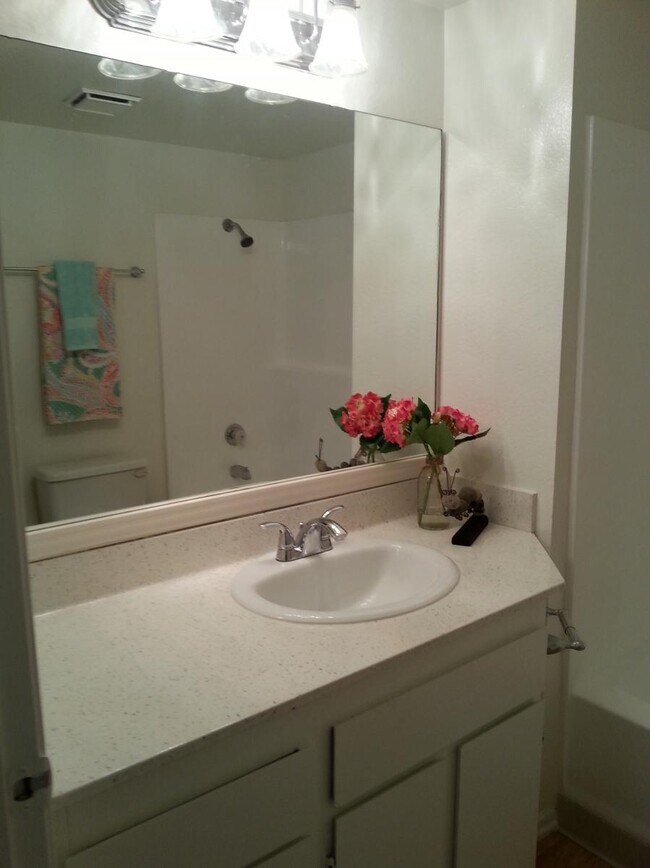 Foto del edificio - 8324 Vineyard Ave