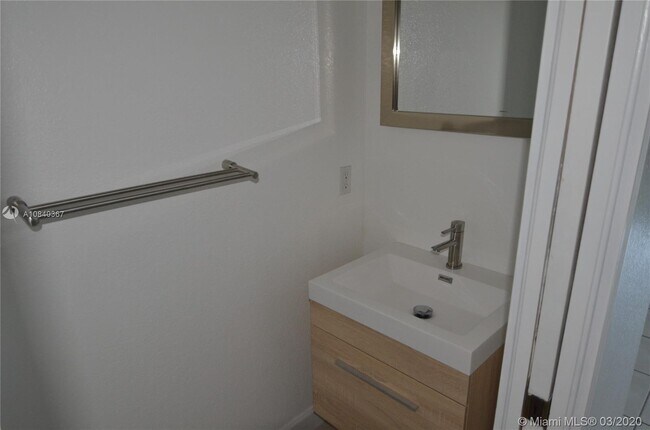 Foto del edificio - 5620 NW 107th Ave