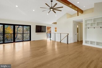 Building Photo - 6120 Beachway Dr