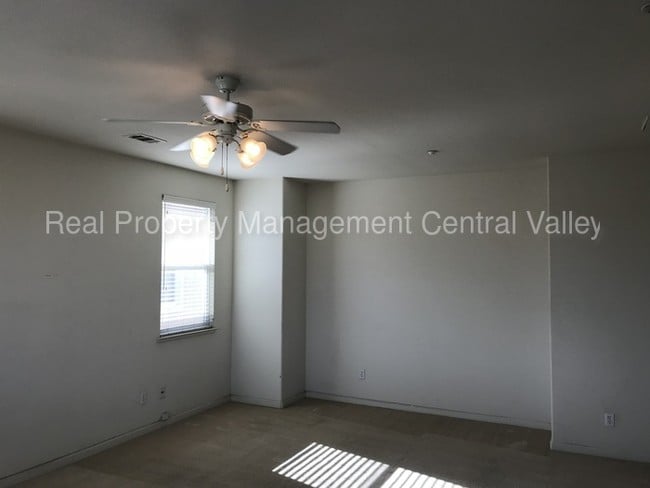 Building Photo - Spacious 4 Bedroom 3 full bath - Lathrop