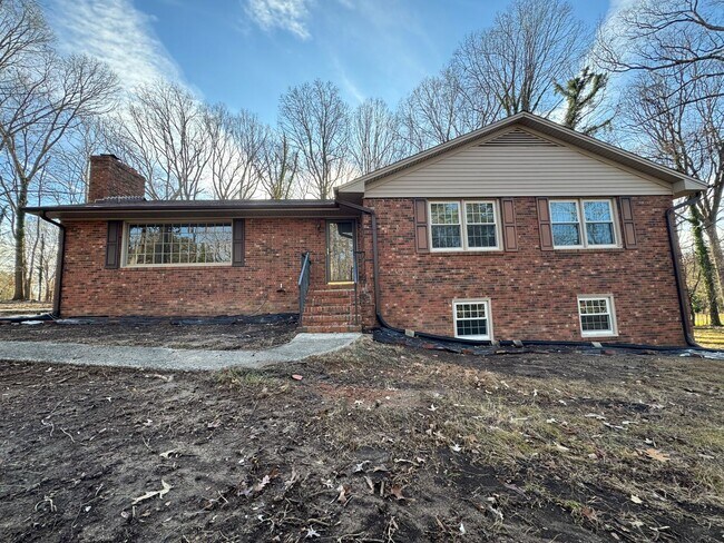 Building Photo - 5 Bedroom 3 Bath with Full Basement on 1 a...