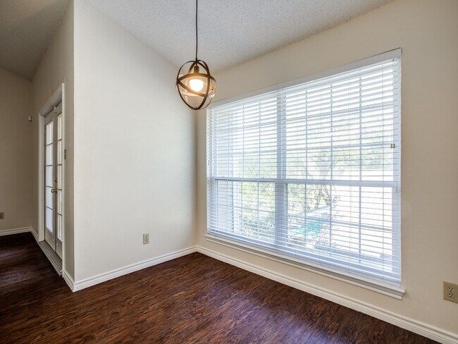 Foto del edificio - Two bedroom in the shaded Fair Oaks Apartments