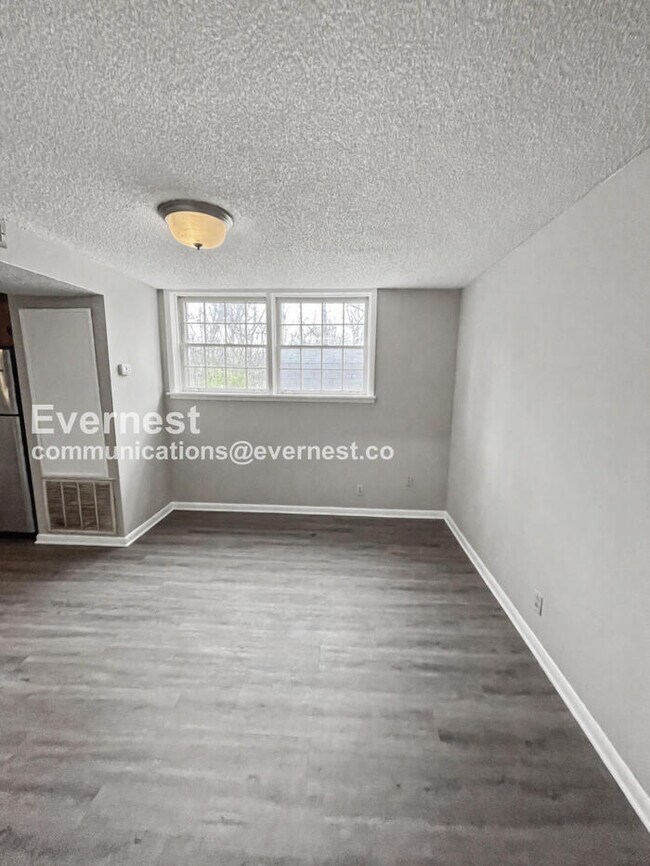 Foto del edificio - 3 Bed/1.5 Bath Townhome with Off-Street Parking / Available Now!