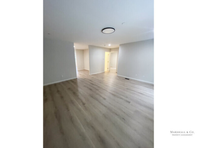 Foto del edificio - LRG REMODELED 3BR/2BA Duplex,Gar.,Owner Ma...