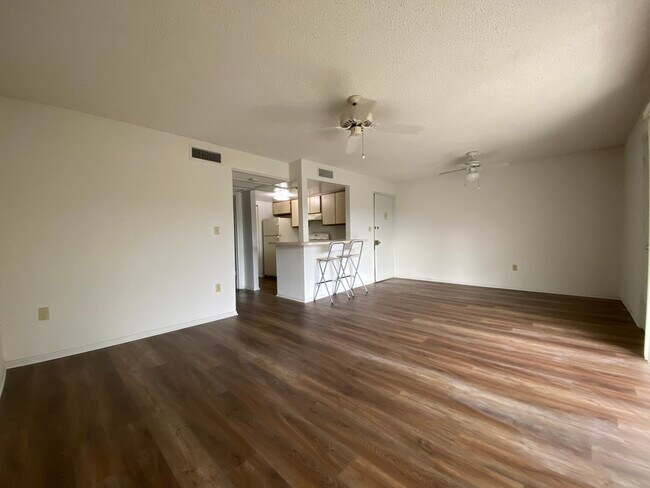 Building Photo - 592 Orange Dr