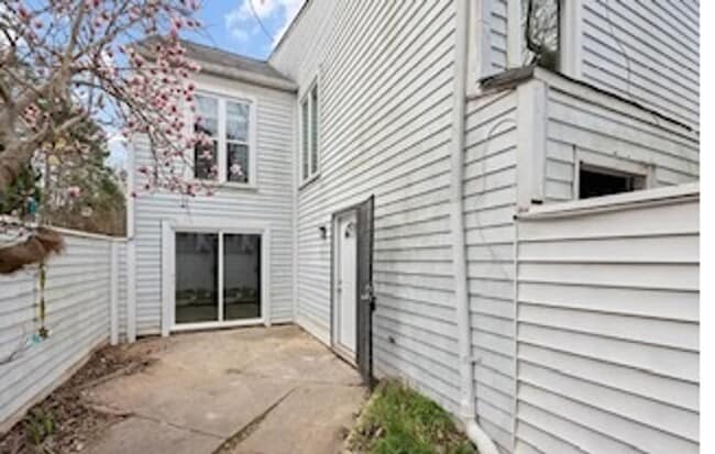 Building Photo - Welcome to this charming 2-bedroom, 1.5-ba...