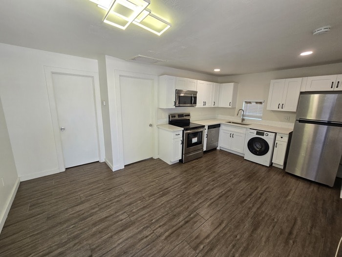 Primary Photo - Newly renovated near downtown and biltmore...