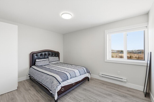 Photo du bâtiment - 15836-15856 56 Ave