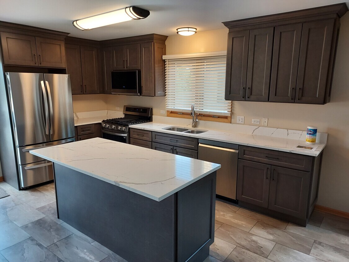 Quartz countertops, LG Fridge w/ water dispr and ice mkr, DW, Microwave, range w/ air fryer/griddle - 805 S McKinley Ave
