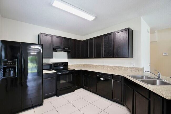 Foto del edificio - Spacious 3/2.5 Townhome with a 2 Car Garage and a Beautiful Pond View in Westwood Condos - Orlando!