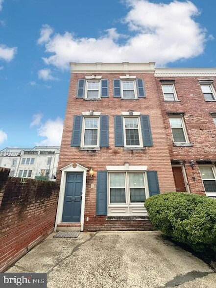 Primary Photo - 4450 MacArthur Blvd NW