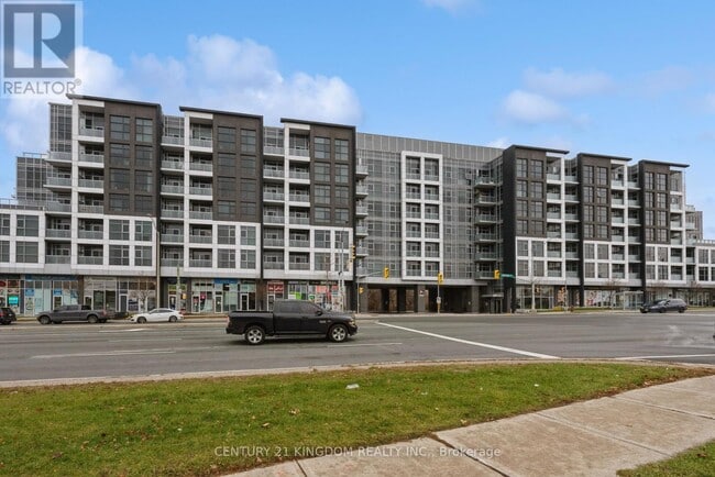 Photo du bâtiment - 8763-8763 Bayview Ave