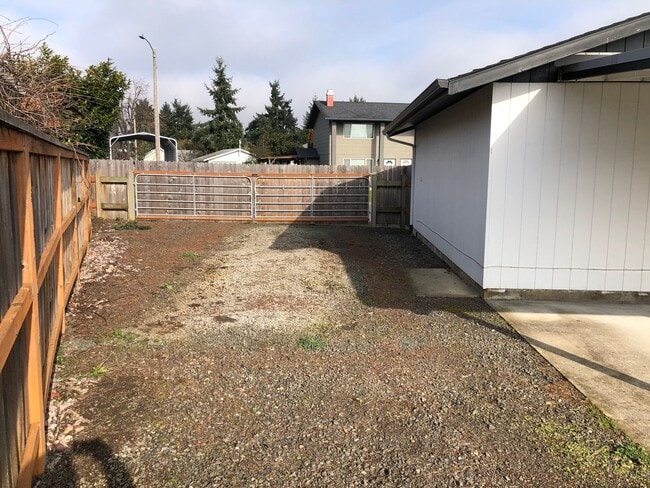 Building Photo - Updated 3 bedroom 1.5 bathroom house in Springfield!