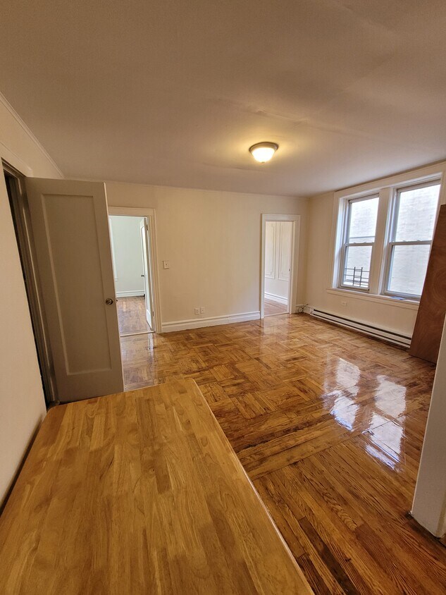 Primary Photo - 341 Midwood St