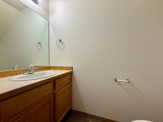 Foto del edificio - COME TAKE A LOOK AT THIS SPACIOUS TOWNHOME IN REDMOND!