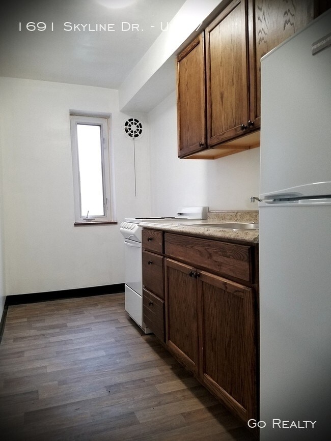 Building Photo - 1691 Skyline Dr