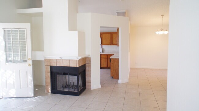 Foto del edificio - Single-Story Home with Fireplace, Community Pool & Covered Patio