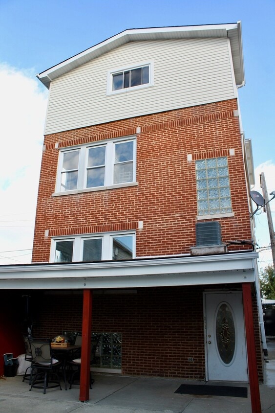 Primary Photo - 2131 N Lorel Ave