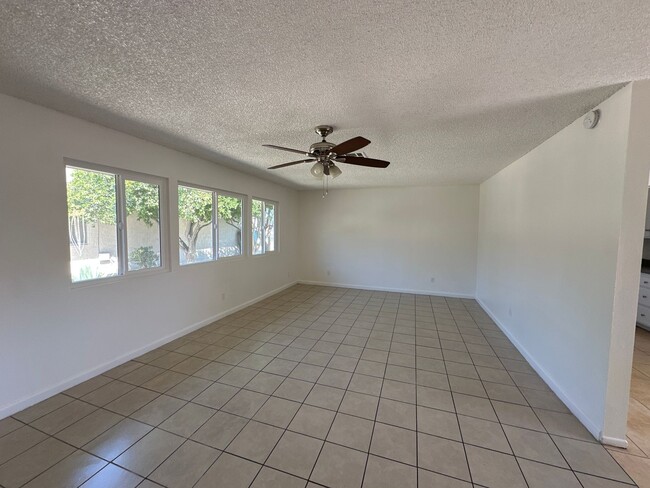 Building Photo - 3bd/2ba Duplex! - Hemet, CA