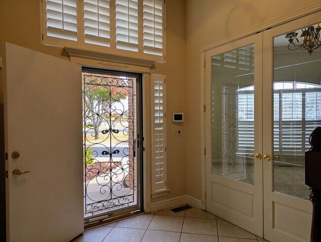 Building Photo - Stylish Townhome in Norman – Skylights, Courtyard & 2-Car Garage